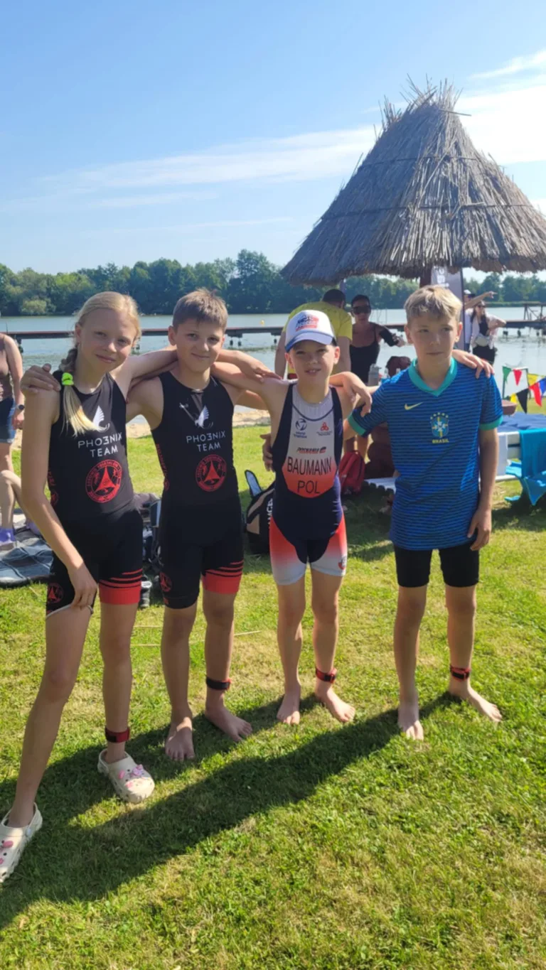 🏊🔥 Młoda krew daje ognia, kiedy starsi trenują! 💪