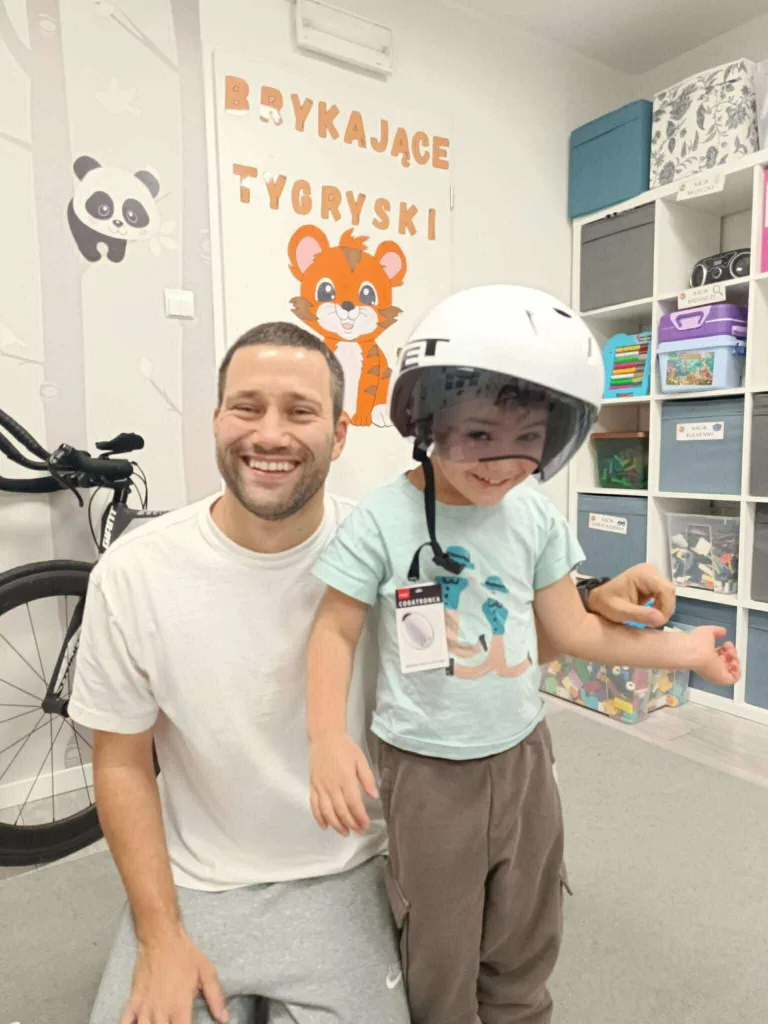 Mały Felek, duży tata i jeszcze większa pasja! Jacek Hołubowicz opowiada przedszkolakom o triathlonie 💪🚴&zwj;♂️🏊&zwj;♂️🏃&zwj;♂️